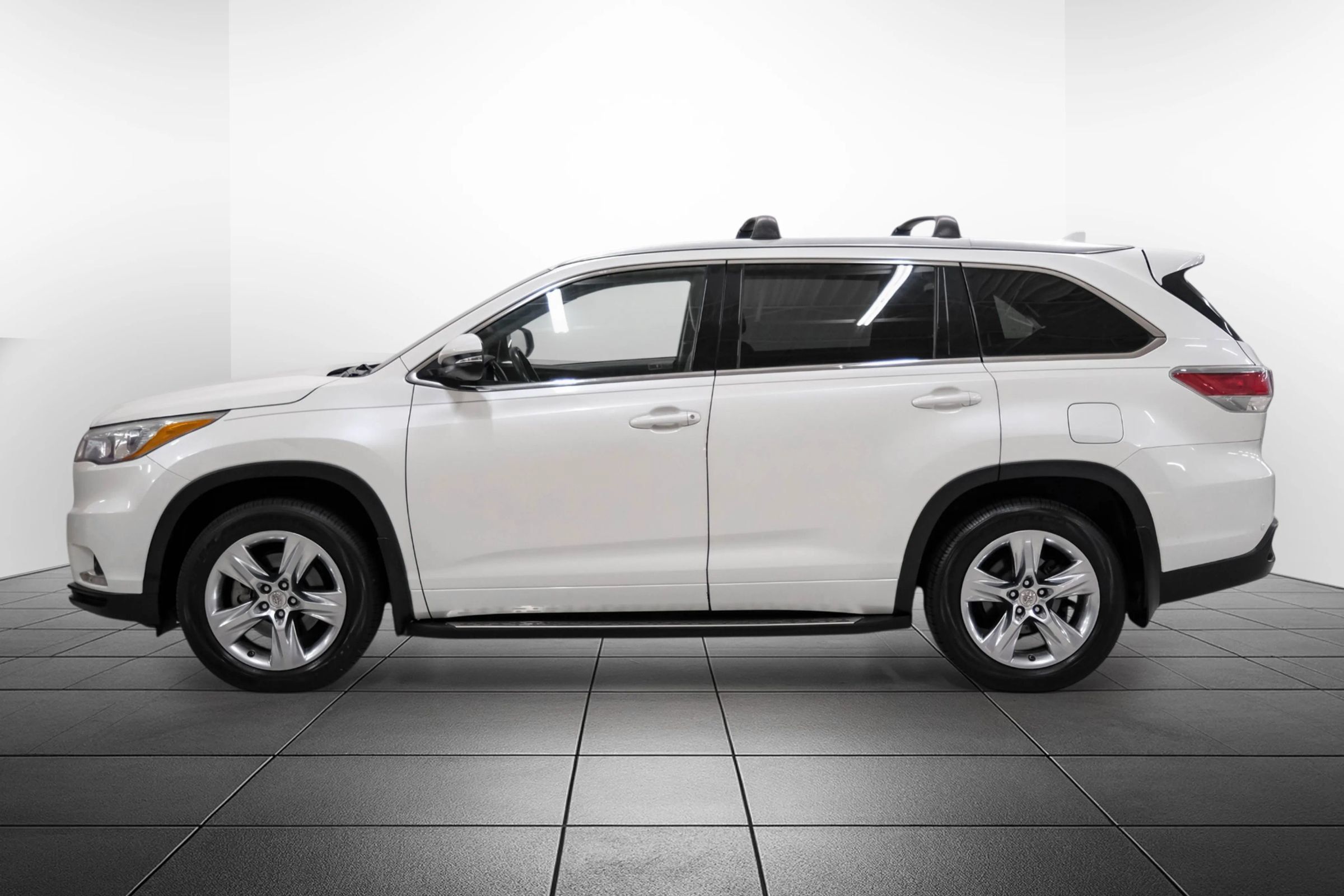 Used 2014 Toyota Highlander Limited Platinum AWD/4WD image 12