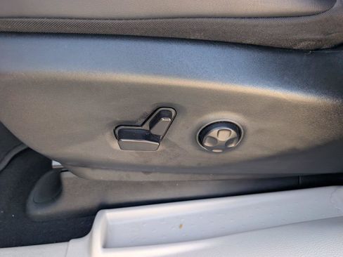 Used 2024 Chrysler Pacifica Touring-L FWD image 12