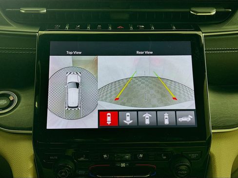 Used 2023 Jeep Grand Cherokee Limited w/ Luxury Tech Group II image 23