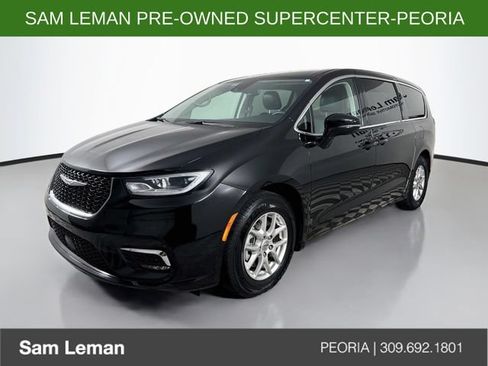 Used 2024 Chrysler Pacifica Touring-L FWD image 3