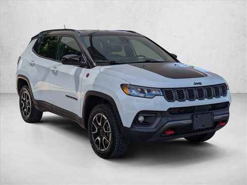 Used 2025 Jeep Compass Trailhawk AWD/4WD image 3