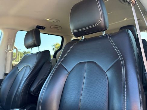 Used 2024 Chrysler Pacifica Touring-L image 14