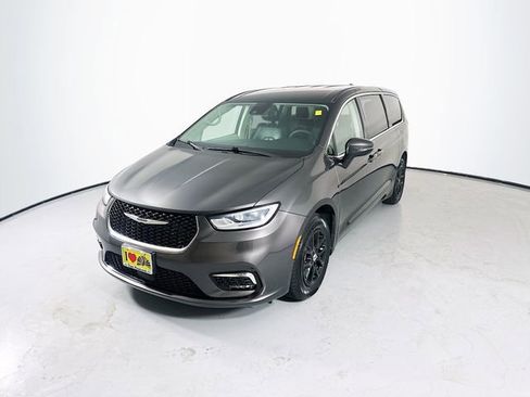 Used 2023 Chrysler Pacifica Touring-L FWD image 5