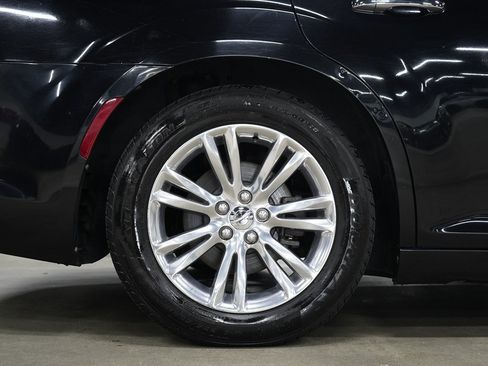 Used 2017 Chrysler 300 C RWD image 36