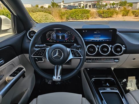 Used 2025 Mercedes-Benz GLA 250 4MATIC image 25