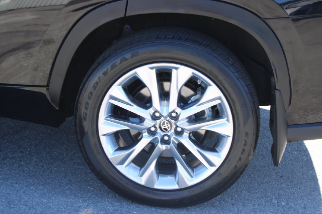 Used 2023 Toyota Highlander Limited FWD image 8