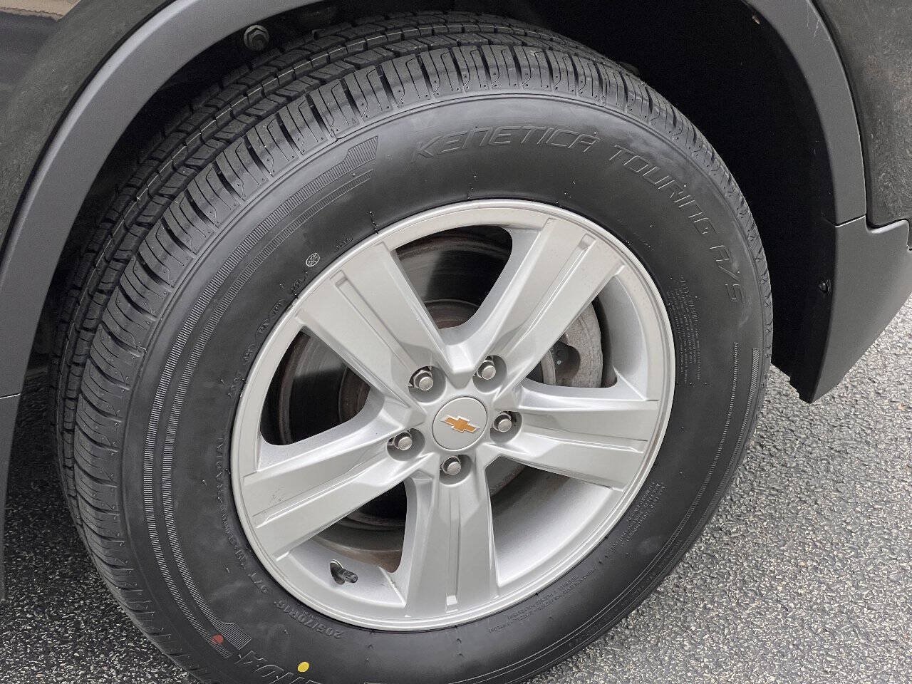 Used 2021 Chevrolet Trax LS w/ Tint and Cruise Package AWD/4WD image 12