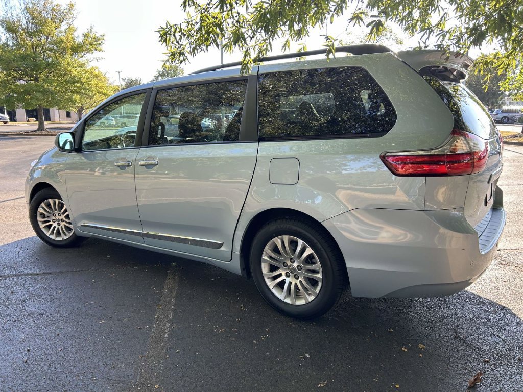 Used 2016 Toyota Sienna XLE Premium FWD image 4