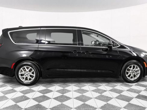 Used 2024 Chrysler Pacifica Touring-L FWD image 13