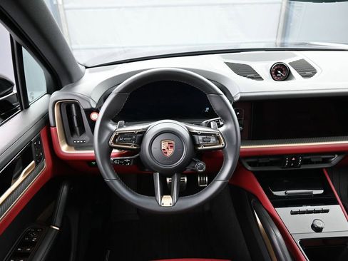 Used 2025 Porsche Cayenne S image 18