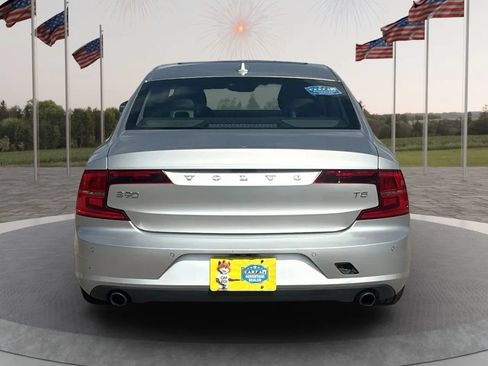 Used 2018 Volvo S90 T5 Momentum w/ Convenience Package FWD image 4