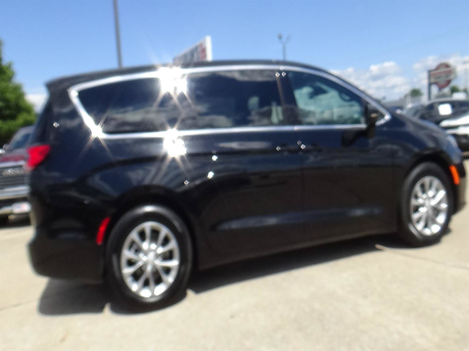 Used 2026 Chrysler Pacifica Limited FWD image 5