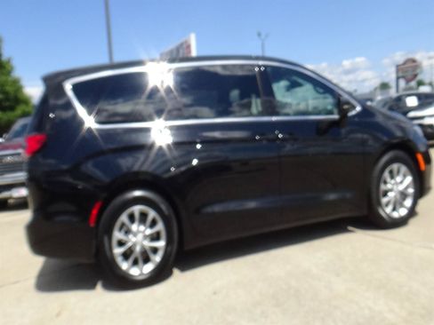 Used 2026 Chrysler Pacifica Limited FWD image 5