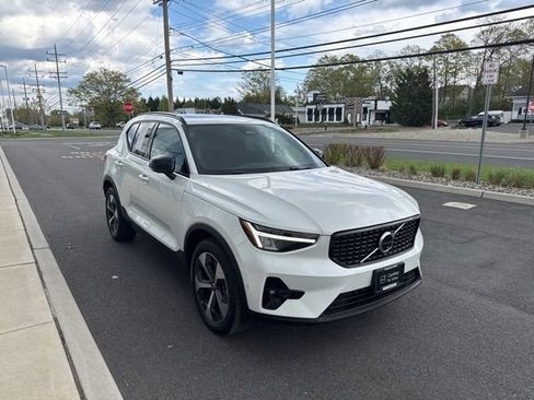 Certified 2025 Volvo XC40 B5 Plus AWD/4WD image 6