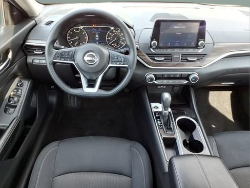 Used 2024 Nissan Altima 2.5 SV FWD image 9