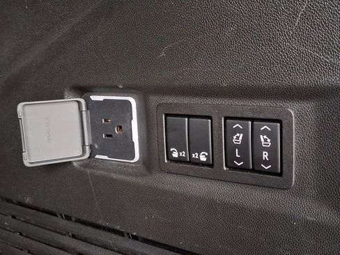 Used 2022 Chevrolet Tahoe LT w/ Luxury Package image 33