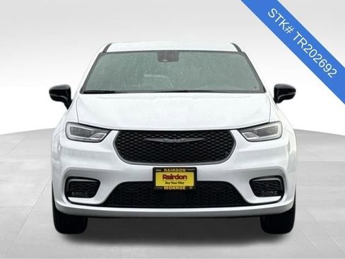 New 2026 Chrysler Pacifica Select image 2