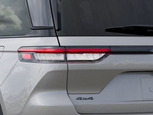 New 2025 Jeep Grand Cherokee Limited w/ Trailer Tow Package image 9