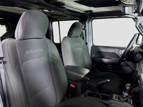 Used 2018 Jeep Wrangler Unlimited Sahara AWD/4WD image 31