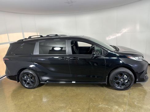 Used 2025 Toyota Sienna XLE Woodland Edition AWD/4WD image 9