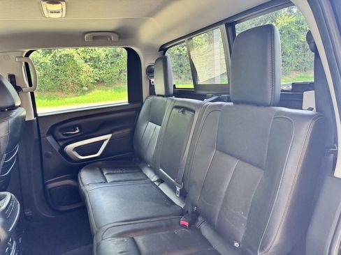 Used 2019 Nissan Titan SL image 16