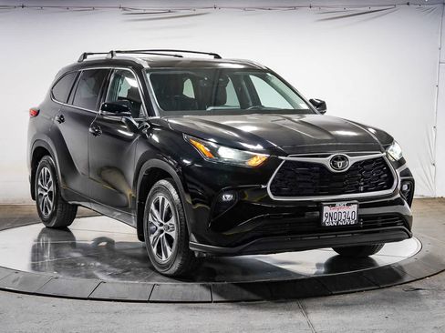 Used 2022 Toyota Highlander XLE FWD image 5