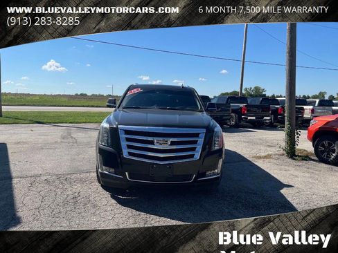 Used 2018 Cadillac Escalade ESV Premium Luxury image 2