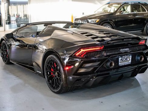 Used 2022 Lamborghini Huracan EVO image 2