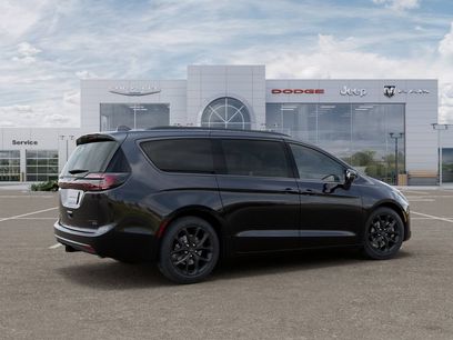 New 2027 Chrysler Pacifica Limited w/ S Appearance Package