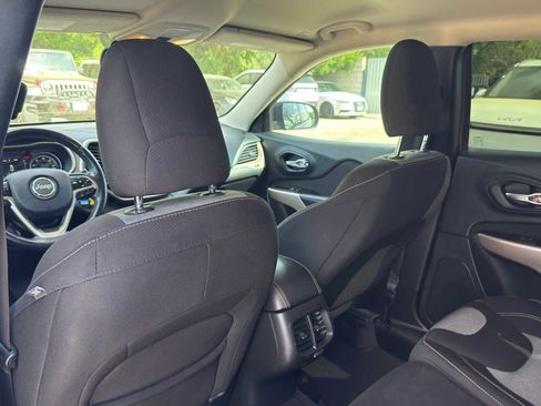 Used 2018 Jeep Cherokee Latitude w/ Altitude Package image 24