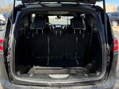 Used 2025 Chrysler Pacifica Limited image 23