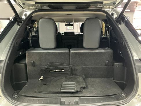 Used 2025 Mitsubishi Outlander AWD image 23