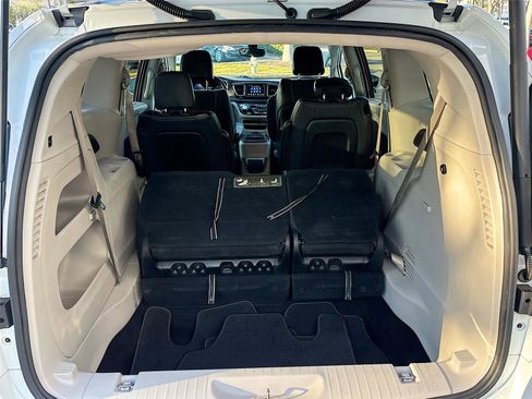 Used 2018 Chrysler Pacifica Touring-L image 28