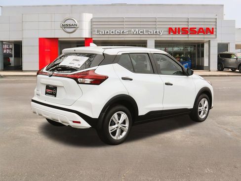 New 2025 Nissan Kicks Play S image 3