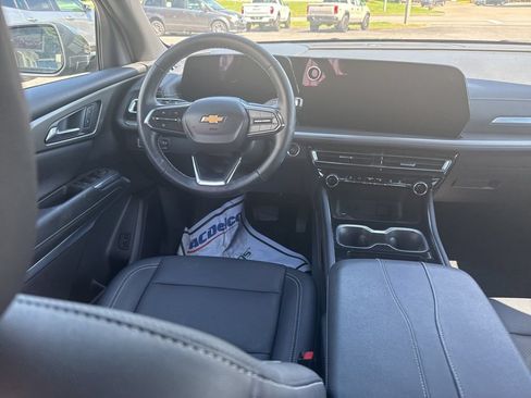 Used 2025 Chevrolet Traverse LT FWD image 17