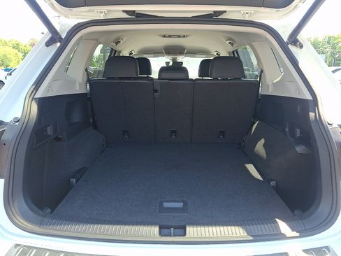 Used 2024 Volkswagen Tiguan SE AWD/4WD image 28
