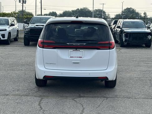 New 2027 Chrysler Pacifica Select FWD image 4