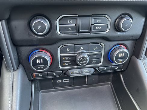 Used 2023 Chevrolet Suburban Z71 w/ Luxury Package image 19