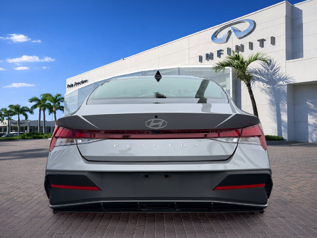 Used 2025 Hyundai Elantra SE FWD image 6