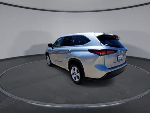 Used 2024 Toyota Highlander LE AWD/4WD image 6