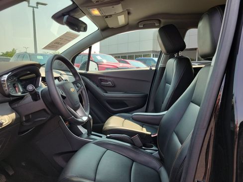 Used 2022 Chevrolet Trax LT w/ Premium Seat Package AWD/4WD image 18