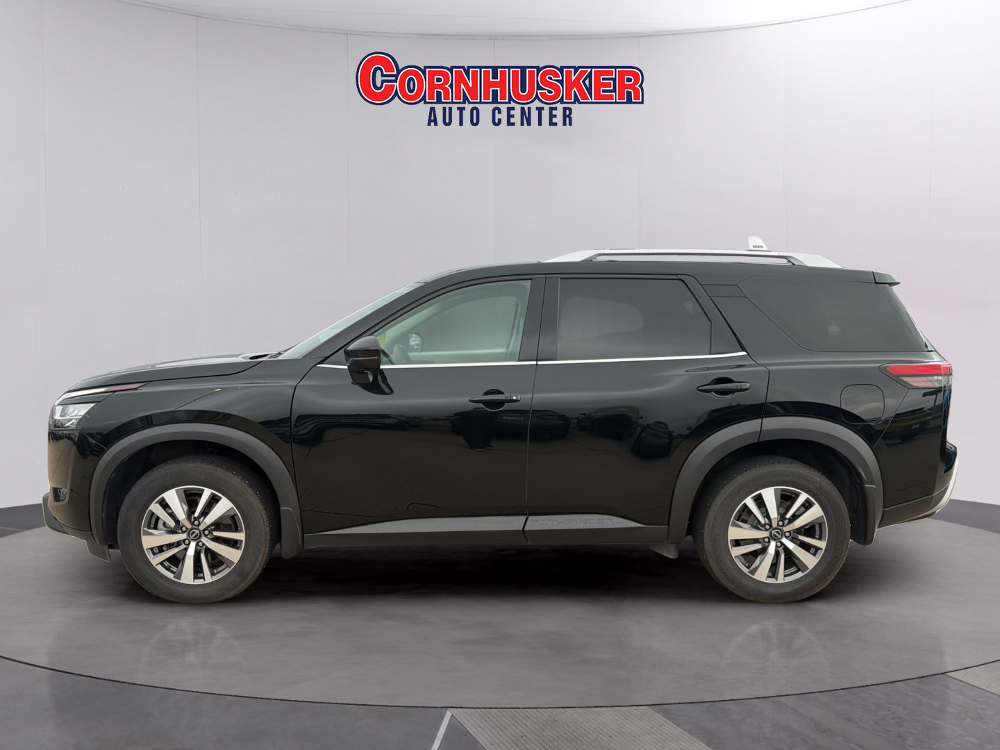 Used 2023 Nissan Pathfinder SL w/ Black Appearance Package AWD/4WD image 4