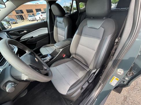 Used 2025 Chevrolet Trax LT FWD image 35