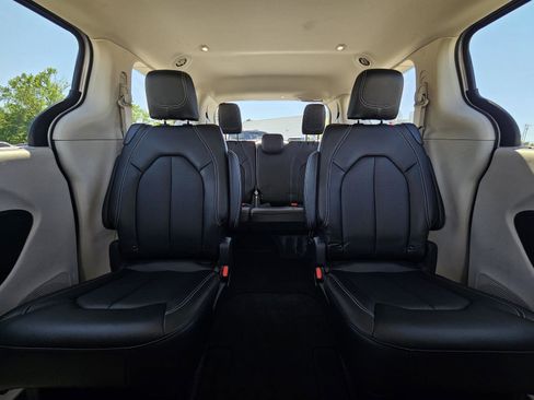 Used 2024 Chrysler Pacifica Touring-L FWD image 28