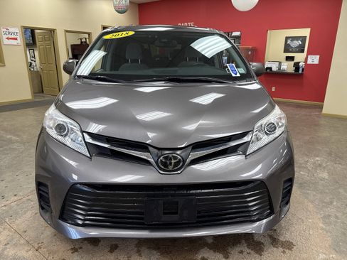 Used 2018 Toyota Sienna LE image 2