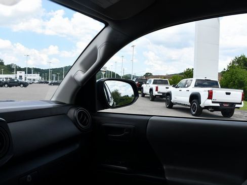 Used 2022 Toyota Tacoma SR image 15