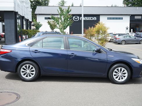 Used 2016 Toyota Camry LE FWD image 2