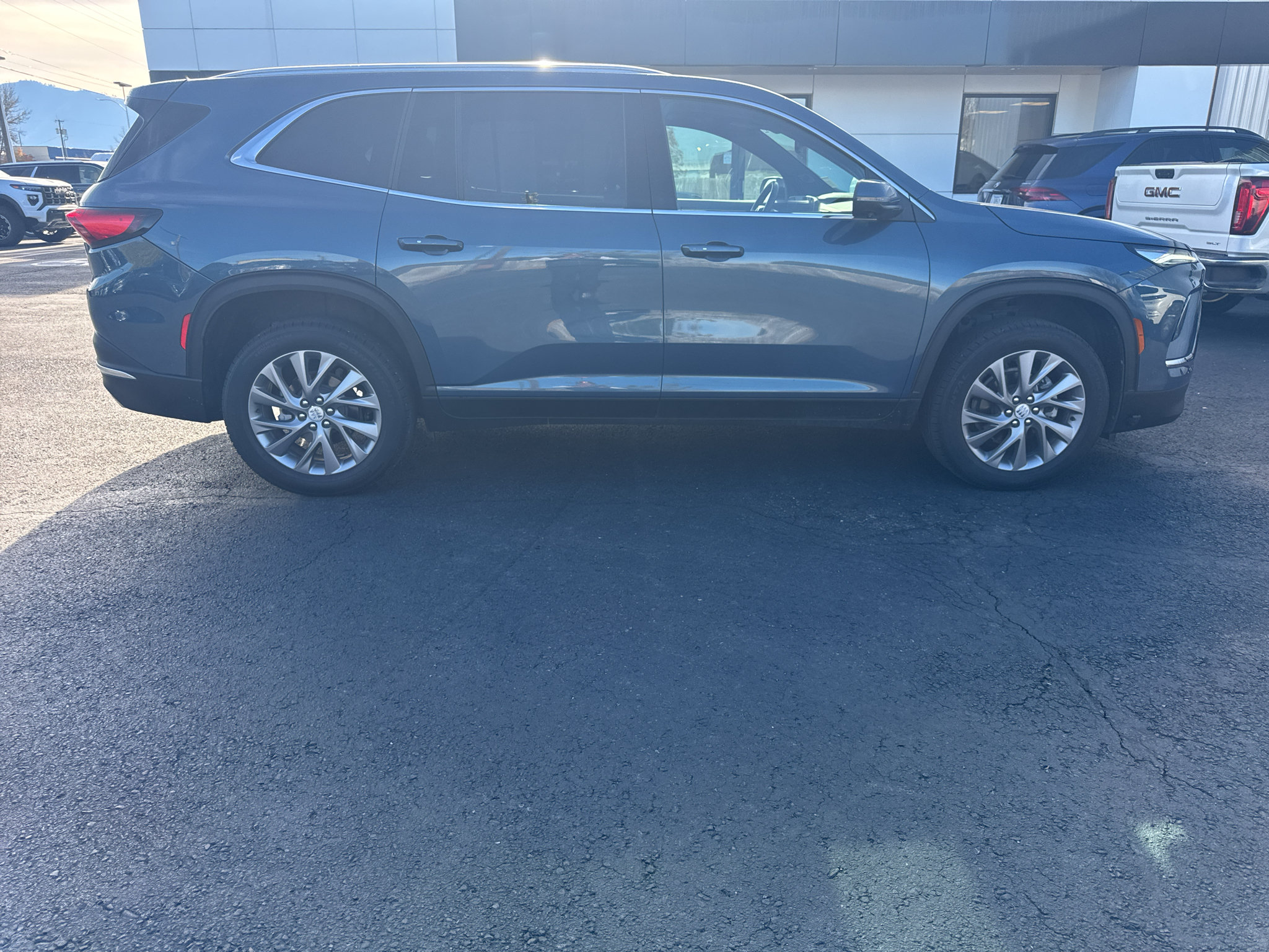 Used 2025 Buick Enclave Preferred w/ Power Package AWD/4WD image 4