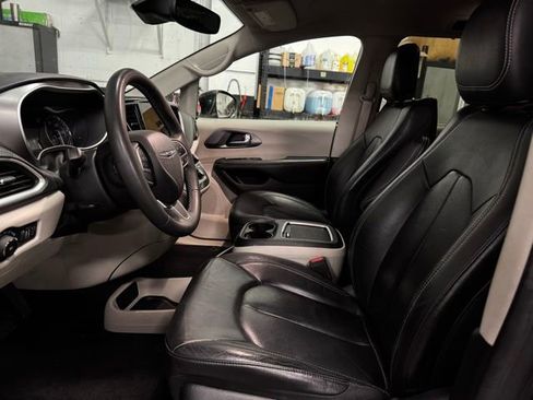 Used 2022 Chrysler Pacifica Touring-L image 17