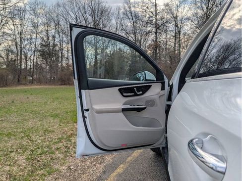 Used 2024 Mercedes-Benz GLC 300 4MATIC image 9